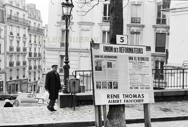 Elections lgislatives 1973 - Habitant du quartier de Montmartre et panneaux lectoraux - Paris 18me arrondissement