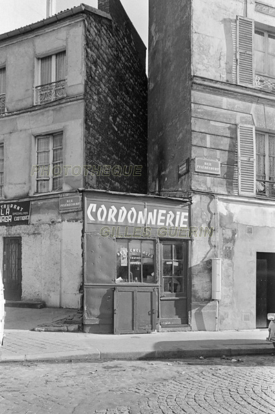 Ancienne choppe de cordonnier  l'angle du passage de la Due et de la rue de Pixrcourt - Paris 20me arrondissement - Septembre 1972