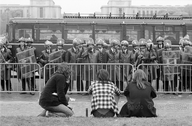 Manifestation anti-nucléaire sur le Champ de Mars - Paris - Mai 1973