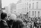1972  - Manifestation MLF - Couple bien habillé et leur petit garçon regardent le défilé