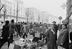 1973  - Manifestation lycéens contre loi Debré - Ménagères regardant le défilé