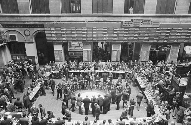 Bourse de Paris, le 13 mars 1978 - Foule autour de la  corbeille