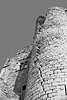 Larzac 1972  - Chateau fort abandonné - Mur d'enceinte avec fenêtre à meneaux et tour d'angle