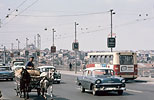 Turquie 1973  - Carriole tirée par des chevaux  au milieu de la circulation automobile, et avec la ville Istanbul en arrière plan
