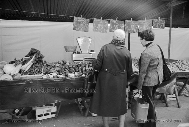 Petit marché de quartier en région parisienne - Massy (91)  - Novembre 1973