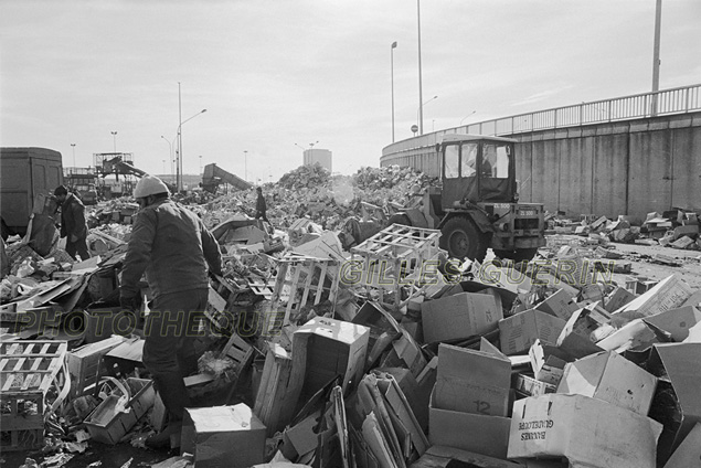 Tas d'emballages vides sur le MIN de Rungis - 1974