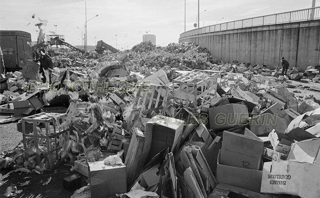 Tas d'emballages vides sur le MIN de Rungis - 1974