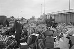 1974  - Tas d'emballages vides sur le MIN de Rungis 