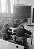 1979  - Enseignement primaire - Cours préparatoire - Enfants studieux et appliqués avec tableau noir travaillant sur l'orthographe 