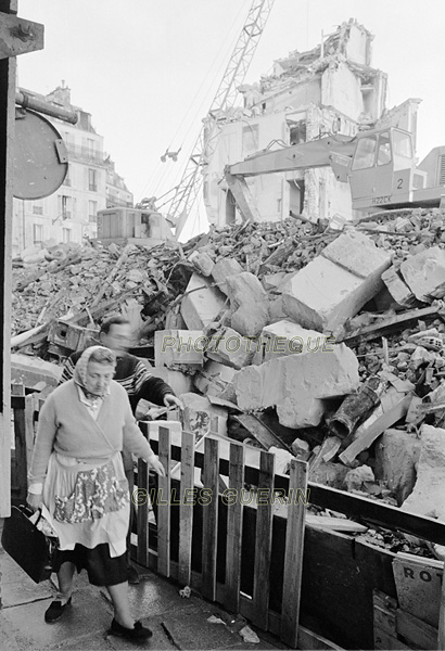 Dans le quartier des Halles de Paris pendant la démolition de 1972 à 73  