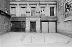 Façade d'immeuble délabrée dans le quartier des Halles de Baltard de Paris pendant leur démolition de 1972 à 1973