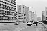 1973  - Axe de circulation avec voitures de l'époque et bordé d'immeubles - Cité du Moulin Vert - Vitry sur Seine