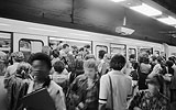 1979  - Foule sur le quai et rame bondée dans le métro parisien à une heure de pointe