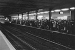 1979  - Foule sur le quai et rame bondée sur la ligne de Sceaux  (Rer B) à une heure de pointe