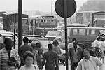 1976  - Circulation automobile à Paris - Foule de piétons et encombrements à la porte d'Orléan