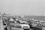 1975  - Plages surpeuplées route encombrée et immeubles côtiers entre Cannes et la Napoules - Côte d'Azur