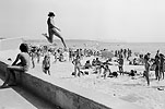 1975  - Jeux sur plage surpeuplée avec barres d'immeubles en arrière-plan - Côte d'Azur