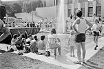 Canicule de 1975 - Vacanciers et touristes dans les fontaines du Trocadéro à Paris les pieds dans l'eau...