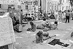 1974  - Avignon pendant le festival de spectacles - Beatniks affalés sur le trottoir et touristes