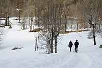 Couple de randonneurs dans un paysage enneig