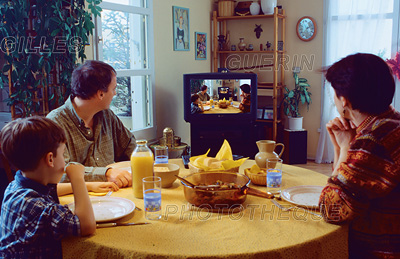 Famille se regardant  la tlvision en train de se regarder (etc...) pendant le repas - 2005