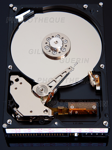 Matriel informatique - Intrieur d'un disque dur -  hard disk  -