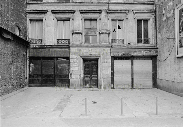 Façade d'immeuble délabrée  pour démolition - Paris 1974