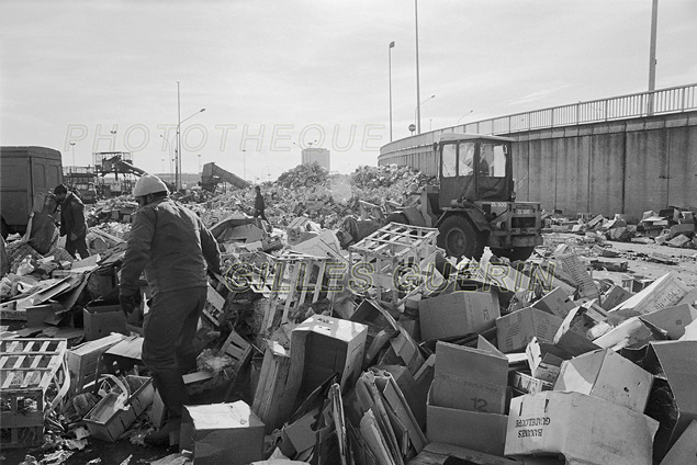 Accumulation de cartons d'emballage au MIN de Rungis 1974