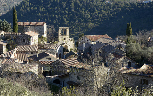 Village cévenol médiéval traditionnel avec sa petite église  - 2016