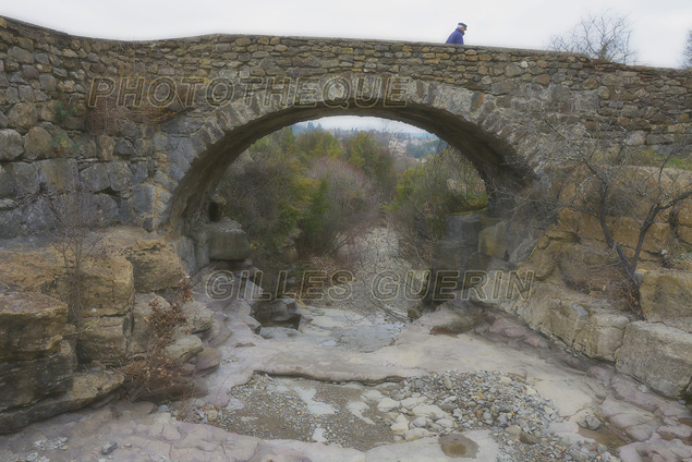« En allant au village » 2016<BR> Vieux pont romain enjambant un torrent à sec