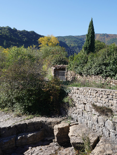 Sud du Parc Régional des Monts d'Ardèche - Cévennes 2021<BR><BR>Sur le GR de pays « Le Cévenol »  - Lit d'un petit torrent de montagne et mystérieuse grille d'entrée