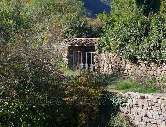 Sud du Parc Régional des Monts d'Ardèche - Cévennes 2021<BR><BR>Mystérieuse grille d'entrée sur le GR de pays « Le Cévenol »