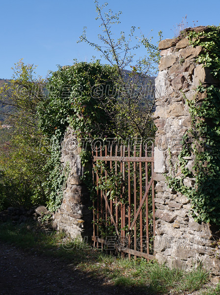 Sud du Parc Régional des Monts d'Ardèche - Cévennes 2021<BR><BR>Mystérieuse grille d'entrée désaffectée sur le GR de pays « Le Cévenol »