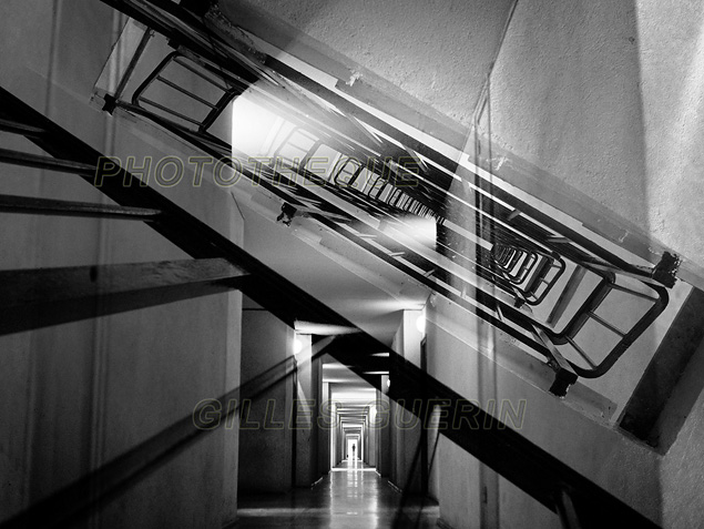 Surimpression d'un long couloir et d'une colonne d'escalier - 1970