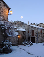 Place d'un petit village cvenol traditionnel sous la neige