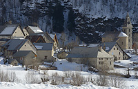 Petit village traditionnel et enneig dans la valle du Champsaur