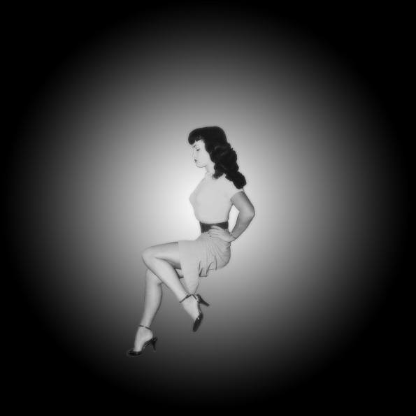 Photomontage - Femme assise en l'air