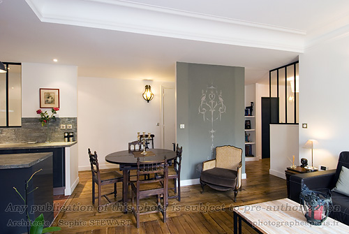  S�jour salle � manger et entr�e en arri�re-plan 