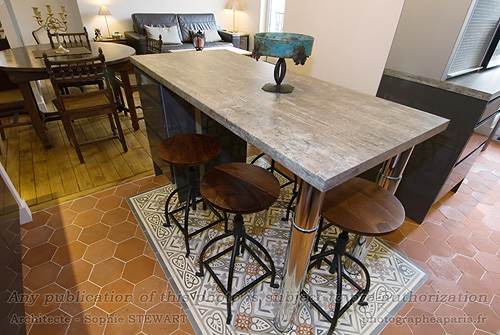 Table cuisine salle � manger et s�jour en arri�re plan