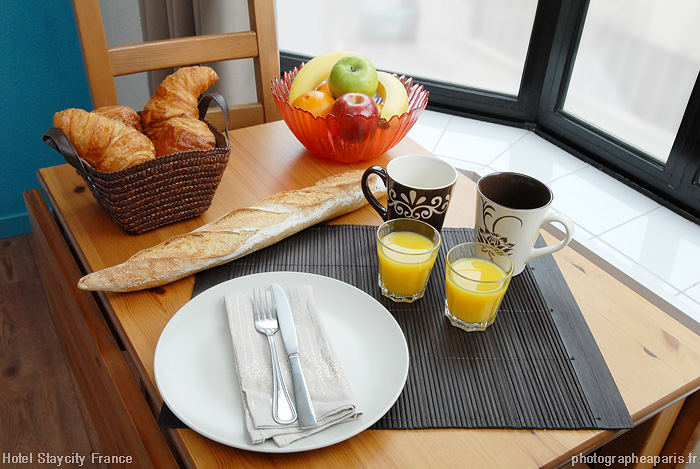H�tel StayCity Paris - table petit d�jeuner