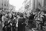 1978  - Obsèques de Claude François - Scène dans la foule en émoi face à l'église d'Auteuil à Paris