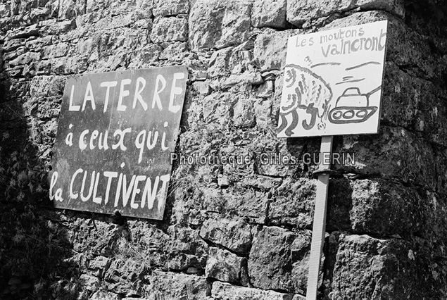 Pancartes hostiles au projet d'extension du camp militaire sur le plateau du Larzac - Aot 1972
