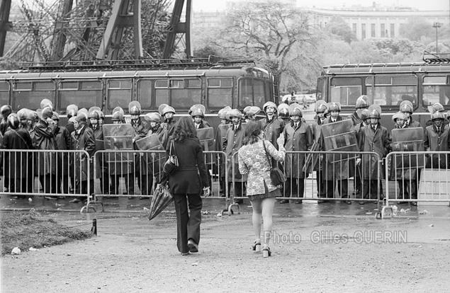 Manifestation anti-nuclaire sur le Champ de Mars - Paris - Mai 1973