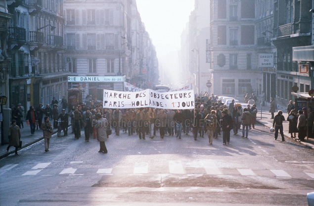Dpart de la marche des objecteurs de conscience vers la Hollande o ils demanderont l'asile politique - Paris 19 janvier 1980