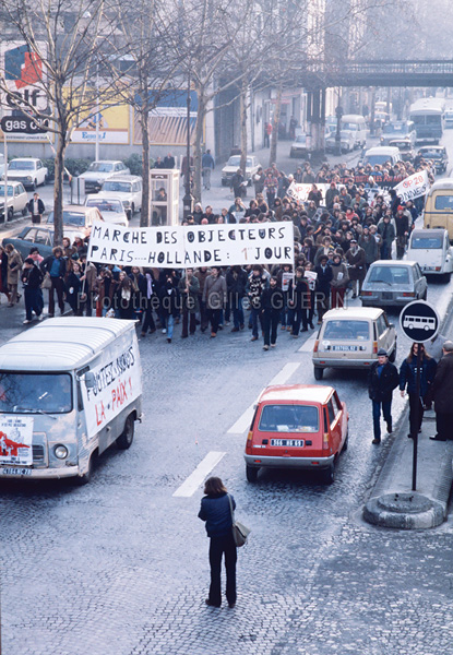 Dpart de la marche des objecteurs de conscience vers la Hollande o ils demanderont l'asile politique - Paris 19 janvier 1980