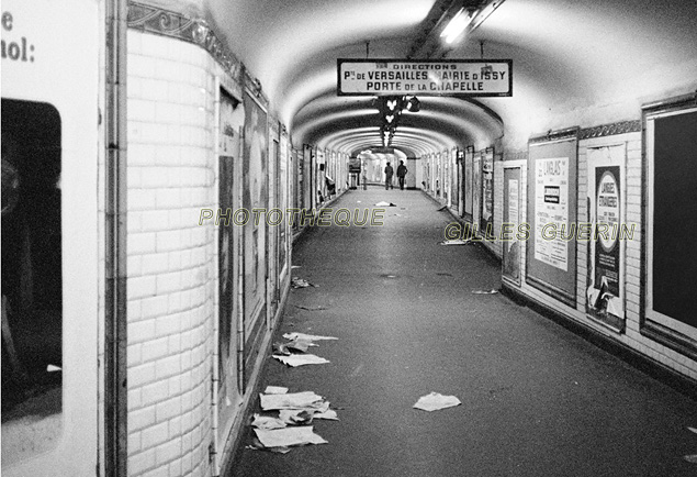 Métro parisien - Couloirs vandalisés - Octobre 1975