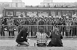 1973  - Manifestation anti-nucléaire sur le champs de mars - Trois jeunes gens face aux forces de police