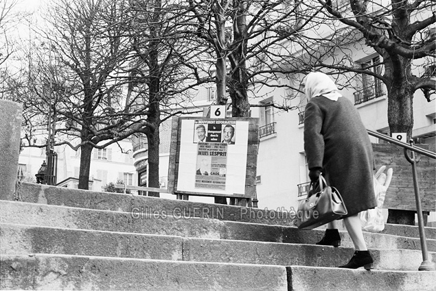 Elections législatives 1973 - Habitants du quartier de Montmartre et panneaux electoraux - Place Emile Goudeau, 18ème arrondissement de Paris