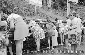 Plerinage  Lourdes - Aot 1975 - Devant la fontaine d'eau miraculeuse