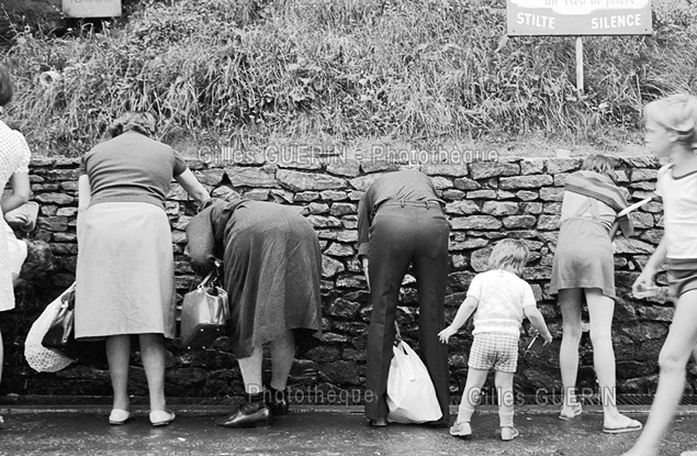 Pèlerinage à Lourdes - Août 1975 - Devant la fontaine d'eau miraculeuse